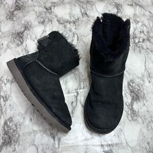 UGG WOMENS BOOTS Short SIZE 8 black bows